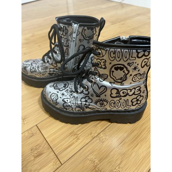 Steve Madden JDrina Graffiti Print Silver & Black Combat Boot Sz 13 - Picture 4 of 5